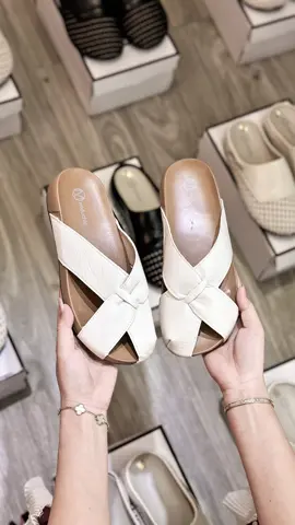 Không cần cố gắng cầu kỳ… chỉ một đôi sục Miduchic là đủ “nâng level” style 🤩 ✔ Quai chéo cách điệu mềm mịn ✔ Đế cao su non chống trơn cực đỉnh  #miduchic #midushoes #giayxinh #giaydepgiare #dépnữhottrend