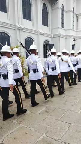 แถวทหารรักษาพระองค์ เปลี่ยนเวร บรรเลงเพลง Soldier of the king#รักษาพระองค์ #นาวิกโยธิน #ไทยนี้รักสงบเเต่ถึงรบไม่ขลาด #วัดพระแก้ว #kingsguard 