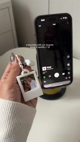Replying to @maam_ela✨🌸🩷a keychain with our favorite song in spotify! #keychain #spotifykeychain #keychainspotify #giftrecommendations #giftideas 