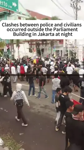 Clashes between police and civilians  occurred outside the Parliament  Building in Jakarta at night #InfoJakarta #ViralIndonesia #BeritaTerkini #JakartaUpdate #PublicOrder