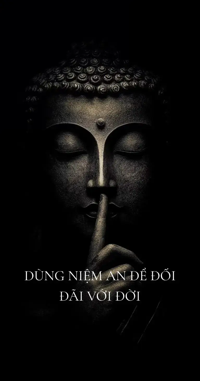 Buổi tối, sau một ngày làm việc mệt mỏi, người chồng vừa bước vào nhà đã thấy mâm cơm còn nguội lạnh. Anh cau mày, giọng khó chịu: – Sao em không hâm lại cơm? Người vợ lúc đó cũng vừa dỗ con ngủ xong, mệt mỏi, liền đáp lại bằng một câu cộc lốc: – Anh không biết tự hâm à? Chỉ vậy thôi, căn nhà bỗng chốc nặng trĩu. Không khí bữa cơm vốn có thể ấm áp lại biến thành sự im lặng ngột ngạt. Một câu nói, một cái nhíu mày, thế là bao nhiêu tình thương phút chốc bị che lấp. Nếu trong khoảnh khắc ấy, một trong hai người kịp nhớ ra: “Tâm dẫn đầu các pháp, tâm làm chủ, tâm tạo tác”, thì câu chuyện có lẽ đã khác. Người chồng có thể thở một hơi dài, mỉm cười: – Thôi để anh hâm lại, chắc em bận với con nhiều rồi. Hay người vợ có thể dịu giọng: – Em mệt quá nên quên mất, để em hâm lại cho anh nhé. Chỉ cần một niệm an khởi lên, bữa cơm sẽ trở thành nơi kết nối, chia sẻ. Nhưng khi để tâm sân làm chủ, bữa cơm lại trở thành chiến trường thầm lặng. Đời sống vợ chồng rốt cuộc đâu nằm ở cơm nguội hay cơm nóng, mà nằm ở chính thái độ của tâm trong từng khoảnh khắc. Nếu tâm biết nhường nhịn, biết đặt tình thương lên trên tự ái, thì mái nhà luôn là chốn bình yên. Còn nếu tâm chỉ nuôi lớn cái tôi, thì ngôi nhà có rộng rãi, tiện nghi đến đâu cũng khó có được hạnh phúc. #chualanh #nammoadidaphat #tinhthuc #phatphap #vongtay 
