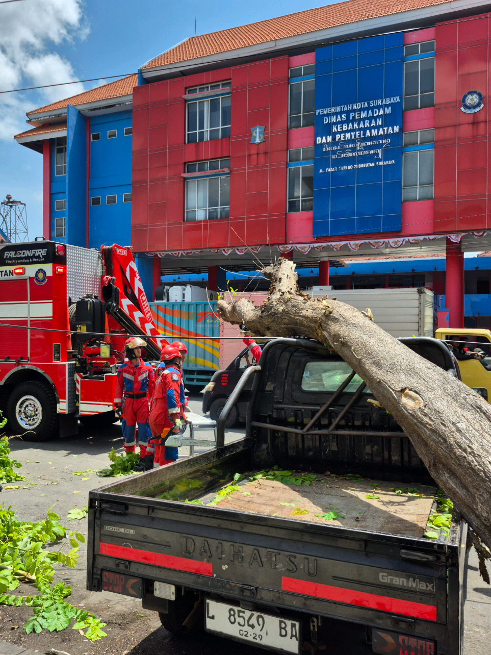Kejadian pohon tumbang Menimpa 1 unit pick up Kejadian depan kantor pusat Dinas Pemadam Kebakaran Dan Penyelamatan Kota Surabaya. JL. Pasar Turi No. 21 Selasa, 2 September 2025 Jam 10:45 siang . Hingga proses evakuasi selesai pengemudi pick up belum tiba di lokasi kejadian  Terimakasih stay safe semua🫶 #pemadamkebakaran #rescue #surabaya 