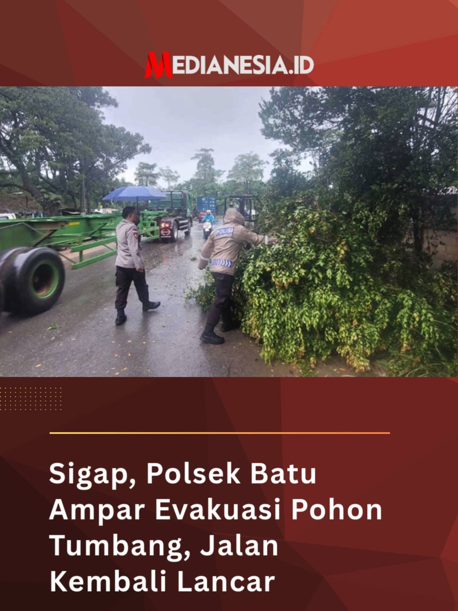Sigap, Polsek Batu Ampar Evakuasi Pohon Tumbang, Jalan Kembali Lancar Hujan deras disertai angin kencang menyebabkan sebuah pohon tumbang di Jalan Raya samping PT Trakindo Cat, Kelurahan Tanjung Sengkuang, Kecamatan Batu Ampar, Kota Batam, Senin (1/9/2025).  Pohon tersebut sempat menutup badan jalan dan menghambat arus lalu lintas. Peristiwa ini langsung direspons cepat oleh personel Polsek Batu Ampar yang dipimpin Kanit Sabhara Iptu Sarijan bersama anggota Unit Patroli Bathara Biru.  Baca selengkapnya di medianesia.id  #news #tiktokviral #tiktoknews #medianesiaid #batam #cuacaburuk #pohontumbang #polsekbatuampar