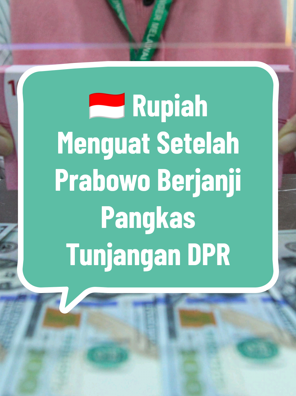 🇮🇩 Rupiah Menguat Setelah Prabowo Berjanji Pangkas Tunjangan DPR. Rupiah Indonesia mengalami penguatan, mencapai level sekitar Rp16.390 per dolar AS. Penguatan ini terjadi setelah sebelumnya Rupiah melemah ke level terendah dalam sebulan. Penguatan mata uang lokal ini dipicu oleh pernyataan Presiden Prabowo Subianto pada hari Senin bahwa partai-partai politik telah sepakat untuk memangkas tunjangan anggota DPR. Keputusan ini diambil untuk meredakan gelombang protes yang memicu kerusuhan terburuk di negara ini dalam beberapa dekade terakhir, yang mengakibatkan 10 korban jiwa. Untuk mengatasi krisis, Presiden Prabowo sampai membatalkan kunjungannya ke Tiongkok dan mengadakan rapat kabinet pada hari Minggu. Protes ini dipicu oleh kemarahan publik terhadap tunjangan berlebihan bagi anggota DPR dan kebijakan yang dianggap boros di tengah pengetatan anggaran. Perserikatan Bangsa-Bangsa (PBB) mendesak adanya penyelidikan atas dugaan penggunaan kekuatan yang berlebihan oleh pihak berwenang. Di sisi lain, Bank Indonesia (BI) berkomitmen untuk menstabilkan Rupiah melalui berbagai langkah, termasuk intervensi valuta asing. Penguatan Rupiah ini cukup signifikan mengingat indeks dolar AS sedang menguat menjelang rilis data ketenagakerjaan utama AS. #dpr #indonesia #ekonomi #rupiah #beritanasional 