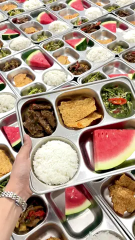 Menu Hari ini 1. Nasi Putih✅ 2. ⁠Daging Sapi Lada Hitam✅ 3. ⁠Keripik Tempe✅ 4. ⁠Tumis Sayur Sawi + Taoge✅ 5. ⁠Buah Semangka✅ Prioritas Utama yang penting Anak anak suka, masalah anggaran kurang nanti kita fikir belakangan😂😁 #fyp #dapurmbg #sppg #menuviraltiktok #menumbg 