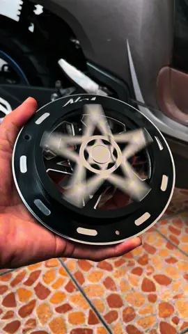 cover spinner Scoopy beat genio COVER KIPAS SPINER TYPE BINTANG BLACK SERIES COCOK untuk semua tipe motor matic yang ada cover kipasnya (BEAT, SCOOPY, MIO, VESPA, FINO, FILANO DLL) Kini Hadir dalam 6 VARIASI WARNA HITAM SILVER GOLD ORANGE ICE BLUE MERAH Bearing & baut stainless anti karat jadi pasti tahan lama, merek lain cuma butuh waktu seminggu dah ga bisa muter karena bearingnya karatan, putaran lebih lancar spinernya akan berputar tanpa di gas saat mesin dihidupkan. SPESIFIKASI: MERK: NSA PERFORMANCE MODEL: SPINER TYPE BINTANG TEBAL: 6mm BAHAN: AKRILIK BONUS: 3 PCS BAUT L3 #spinermotormatic  #coverradiator #coverradiatorspinnerbintang #spinernsa 