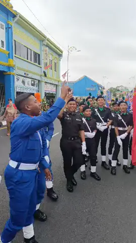 sebelum Acara perbarisan bermula aku dng rakan setugas saja jalan2 tengok kemeriahan suasana.. sampai kt tempat Team kadet polis Smk Sultanah Bahiyah yg Aku merupakan Jurulatih kawad depa, kebetulan tarikh lahir depa berdua sama iaitu 31 Ogos dan kebetulan juga kadet polis dan kadet koreksional dok sebelah2 🤭🤭😅😅 jd kita pakat nyanyi ramai2 