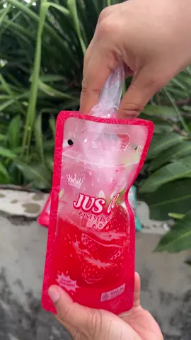 Seru banget minum jus langsung dibungkusnya 