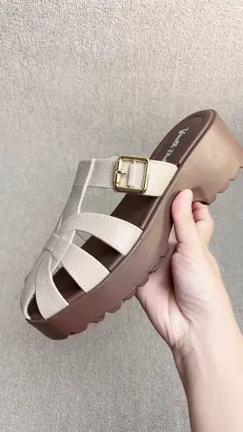 Sandal slop wanita, sandal slop wanita model terbaru 2025 terbuat dari bahan karet jeruk yang empuk & ringan. Nyesel sih kalo ga diorder sekarang! Soalnya cepet banget sold outnya 😍 #sandalslop #sandalslopwanita #sandalwanita #sandalslopmurah #OOTD 