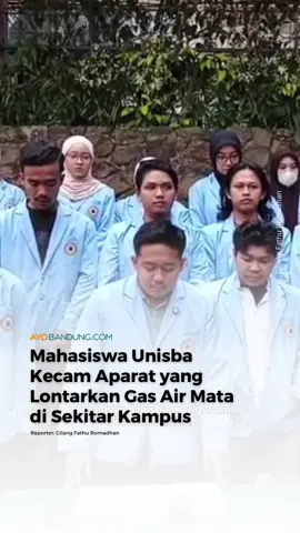 Mahasiswa Universitas Islam Bandung (Unisba) mengecam tindakan aparat terkait penembakan gas air mata di sekitar lokasi kampus. Padahal, kampus menjadi tempat yang bebas dan aman dari kekerasan negara. Presiden Mahasiswa Unisba, Kamal Rahmatullah menuturkan, pasca aksi damai, pihaknya mengalami serangan dari aparat kemanan gabungan. Itu terjadi sekitar pukul 23.30 hingga Selasa, 2 September 2025, pukul 00.00 WIB. Ia menilai, aparat dengan persenjataan lengkap datang ke Jalan Tamansari dan menembakkan gas air mata. Hal ini membuat beberapa mahasiswa menjadi korban dan merasakan perih mata hingga sesak nafas. Dia dengan tegas menyebut tindakan yang dilakukan oleh aparat itu tidak dapat dibenarkan dalam kondisi aksi damai. Menurutnya, ini diduga telah melanggar Pasal 351 KUHP dan pelanggaran kewenangan aparat sebagaimana diatur dalam UU No. 2 Tahun 2002 tentang Kepolisian. Selengkapnya di Ayobandung.com (link di bio) Reporter: Gilang Fathu Romadhan