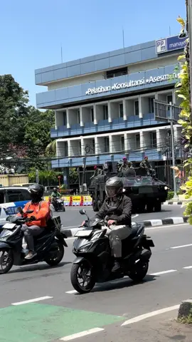 Lanjutan setelah Helikopter kemarin  Sekarang tank yg lewat  #demo #fyp #dpr #indonesia🇮🇩  #marinir 