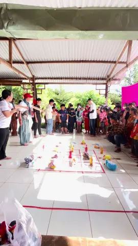 Ném vòng trúng thưởng cho các Em tại Sóc Bom Bo . THIỆN NGUYỆN GÒ CÔNG