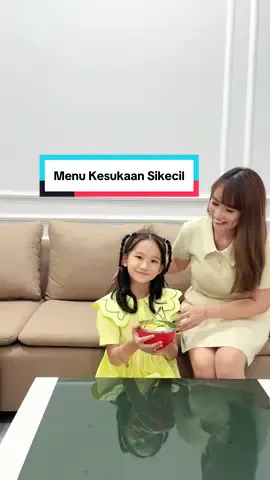 Setiap anak punya cara unik buat tunjukin superpower-nya ✨ Kalau Stacey, dia selalu semangat main & belajar seharian. . Tapi kalau perut mulai keroncongan, waktunya aku siapin menu favoritnya 🍜💕 . Alamii Noodle for Kids~ ramen sehat dari 100% wortel Berastagi, dipanggang, tanpa MSG, tanpa pewarna & pengawet buatan. Siap dalam 3 menit aja, praktis banget! . Stacey paling suka varian Miso Soup Ramen 💛 kuah gurih dari miso asli, apalagi kalau aku tambah topping sayur & telur biar makin lengkap gizinya . Kalau si kecil happy, moms juga happy kan? 🥰 Cobain juga yuk! @alamiifood 