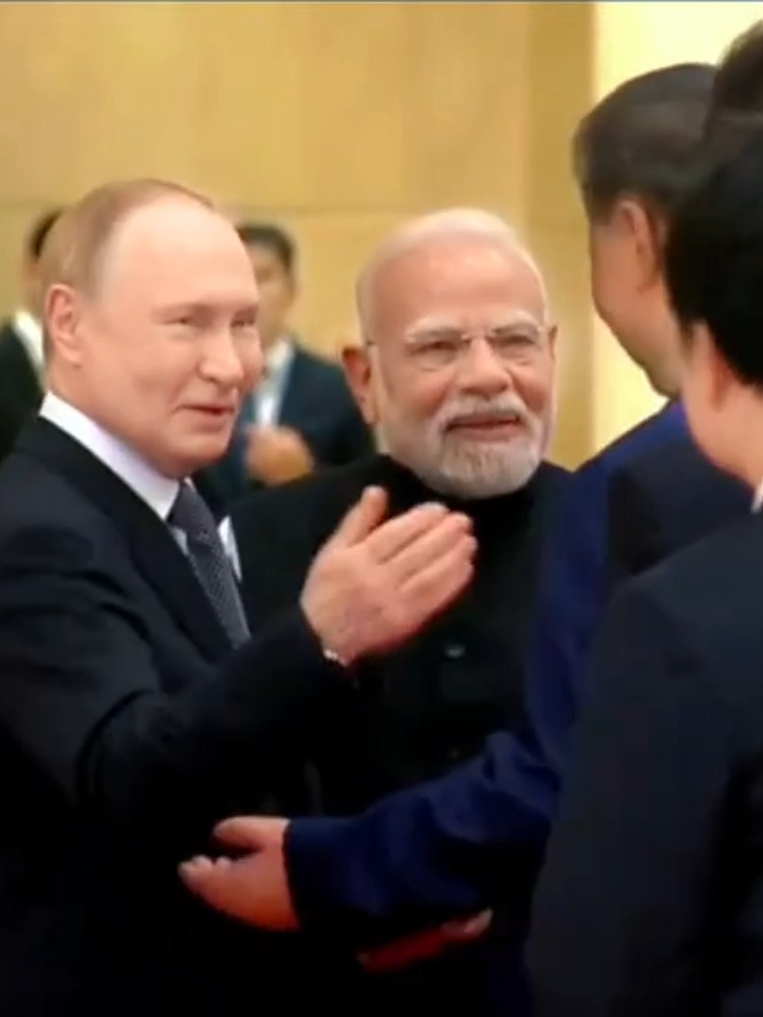 🚨🚨 Russie – Chine – Inde : l’Alliance qui fait PANIQUER l’Occident ! ========================================== Mesdames et messieurs, l’Organisation de coopération de Shanghai vient de frapper un grand coup : Poutine, Xi Jinping et Modi côte à côte. 👉 Commerce, vols directs, coopération stratégique… et surtout une vision commune d’un monde multipolaire, qui fait trembler Washington et Bruxelles.  Alors que les États-Unis avaient l’opportunité d’élever le monde hors de la pauvreté, ils ont préféré bâtir un système unipolaire basé sur les guerres et les inégalités. Résultat : la Chine a libéré 800 millions de personnes de la pauvreté, tandis qu’aux États-Unis, le peuple croule sous les dettes médicales et le sans-abrisme.  Cette rencontre Russie – Chine – Inde révèle une vérité implacable : le centre du pouvoir mondial se déplace vers l’Est. 👉 Pourquoi l’Occident panique-t-il ? 👉 Quels sont les vrais enjeux de cette alliance ? 👉 Et surtout, que nous réserve l’avenir ? #Russie #Chine #Inde #Multipolaire #Poutine #XiJinping #Modi #Occident #USA #OCS #Shanghai #Géopolitique