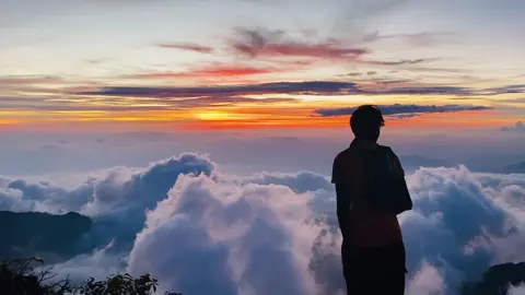 Matahari terbenam di gunung terindah di Sulawesi selatan #gunungbawakaraeng #gunungindonesia 