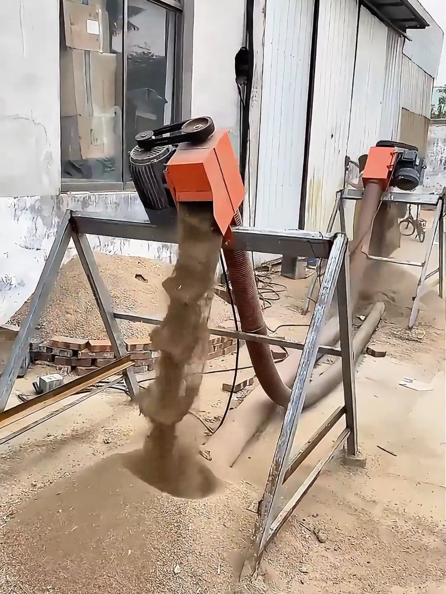 The hose hoist can flexibly bend and transport sand, adapt to complex sites such as sand fields and construction sites, and help the short-distance transfer of sand materials. Advantages: light and easy to move, simple operation, continuous residue reduction, labor saving, effectively connecting all aspects of sand treatment, and improving operation efficiency.#mechanical #machine #sandsuction #conveyor #conveyorbelt #feeder #stoneconveyor #hoisyer