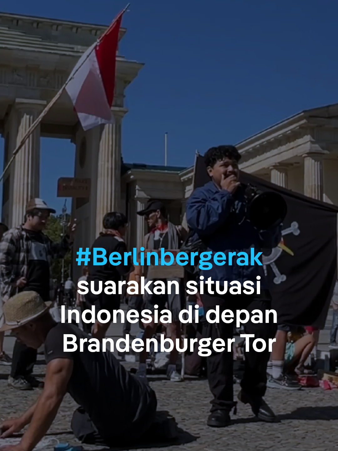 Protes terhadap pemerintah enggak cuman terjadi di Indonesia sendiri, sekitar 80 diaspora Indonesia 🇮🇩 di Berlin juga melakukan protes (31/08) sebagai wujud solidaritas atas situasi politik dan sosial yang sedang terjadi di Indonesia. Aksi ini digelar di Brandenburger Tor, lokasi historis di jantung kota Berlin 🇩🇪 dan diikuti oleh berbagai kelompok mahasiswa dan pelajar, aktivis, hingga masyarakat umum. #dwidn