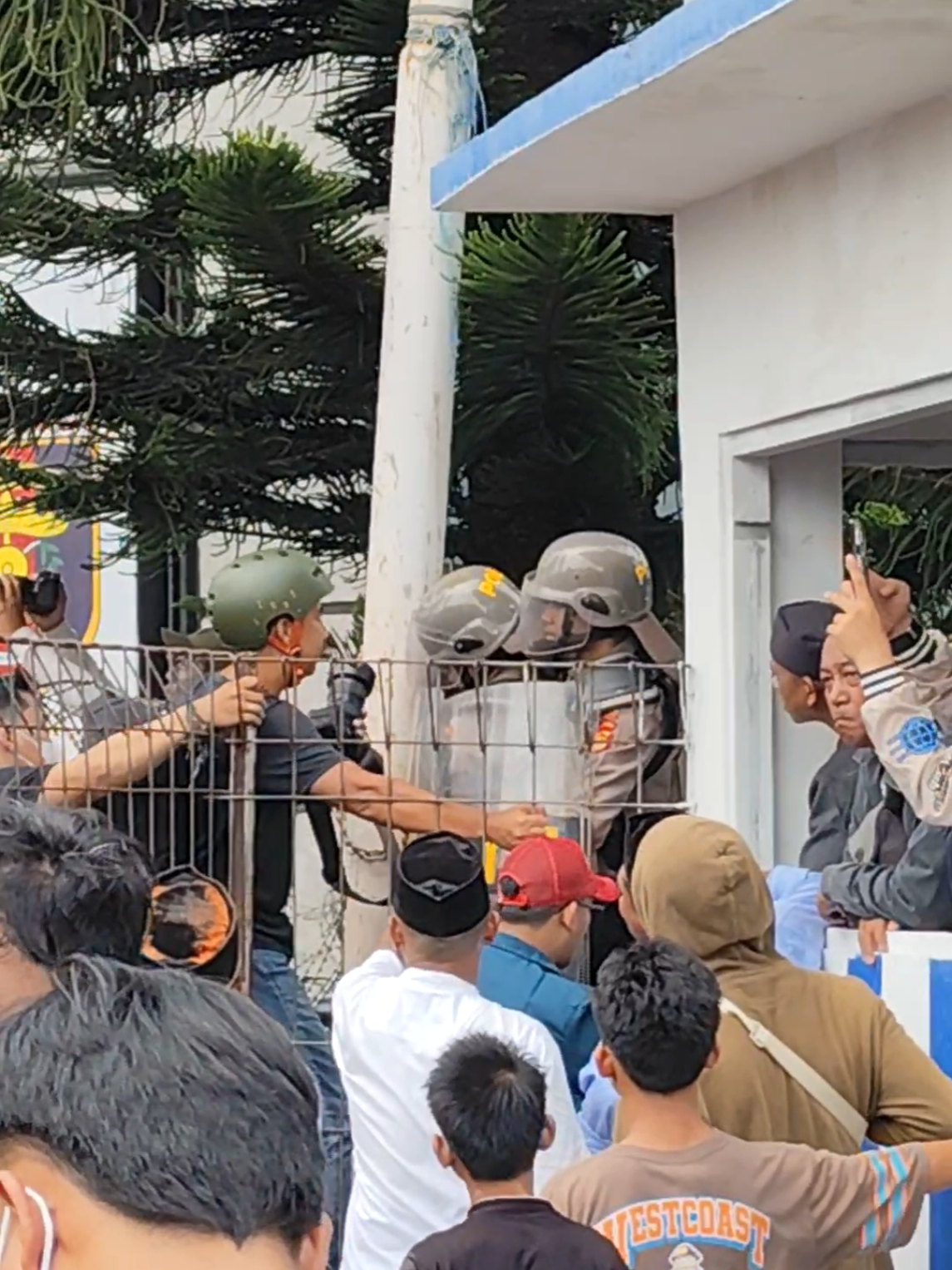 Pelukan untuk keamanan bersama😂 #bandarlampung #indonesiacemas #demo #lampungdemo #mahasiswa 
