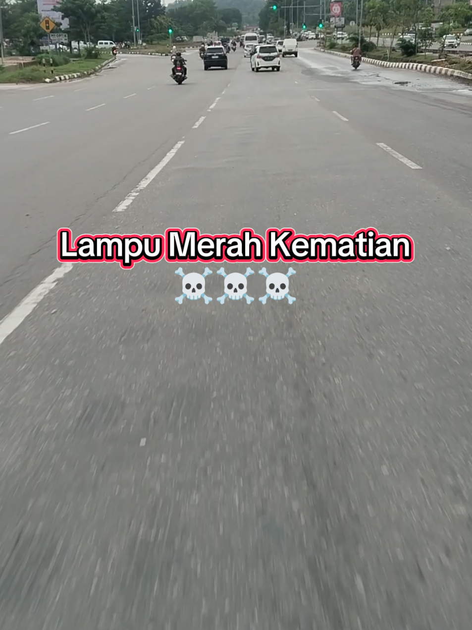 orang batam yg udah lama tinggal di batam terkhusus orang yg tinggal ditiban pasti sudah tidak asing lgi dengan tempat ini ☠️ Doa terbaik buat para korban laka lantas dilampu merah ini, semoga kalian tenang dialam sana, Aamiin...  #Tibancenter #Lampumerahtiban #perempatanjalantibancenter #Savebuatparakorbanlakalantas #Batam, kepri, kota batam