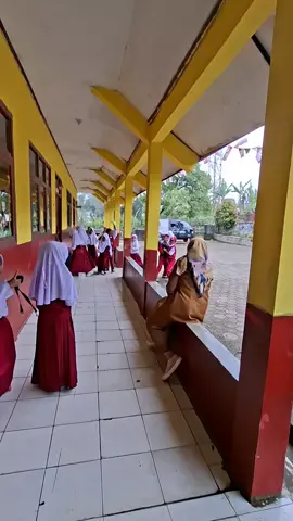 Mobil MBG Disambut Ceria para siswa
