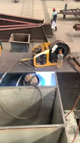 Laki laki hidup untuk menghidupi 🔥#industri #kontruksibaja #welder #fcawwelding #smaw #fypage #indonesia🇮🇩 #saveindonesia #lekassembuhindonesiaku #