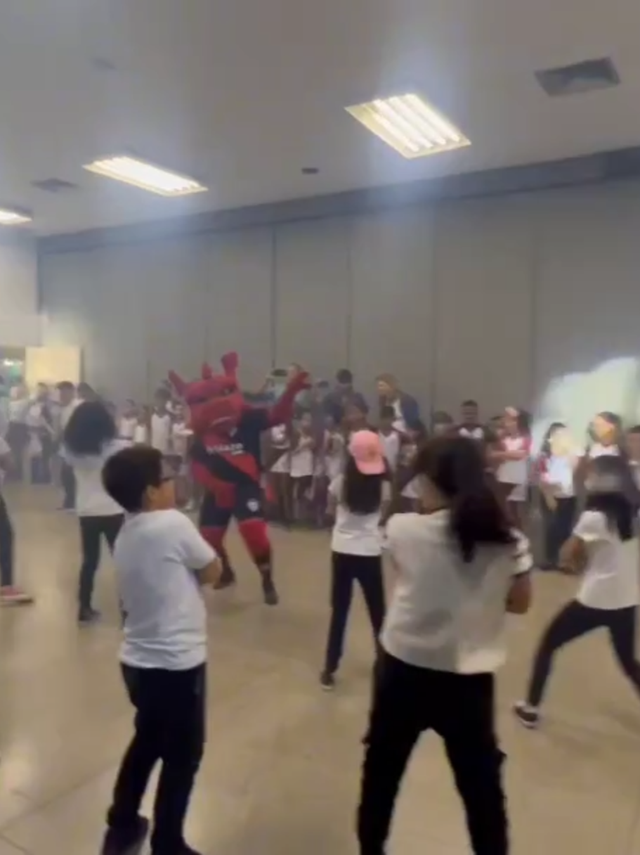 🐉💃😂 O DIA QUE O DRAGOLINO VIROU PROFESSOR DE DANÇA! 💃😂🐉 Genteee, vocês não acreditam no que aconteceu! 🤣🔥 Eu, Dragolino 🐲, do nada invadi uma aula de dança 💃🎶… e adivinha? Quem terminou virando o professor? 🙋‍♂️🎤 Foi a maior bagunça boa 🤩🎉, parecia até festa junina misturada com carnaval! 🎊🥳 As crianças 👧👦 ficaram de boca aberta 😲, rindo 😂 e dançando comigo 🕺🐲, tentando imitar os meus passinhos de dragão 🐉💃. Teve até dancinha improvisada 🤪🎶 que virou coreografia oficial da turma 👏👏. Eu rodopiava 🔄, pulava 🤸, fazia pose de craque do Atlético ❤️🖤⚽, e a criançada só gritava: “Vai, Dragolinooo!” 🔥🐲🙌 E o mais legal 👉 não parou só nas crianças não! 🤩👨‍👩‍👧‍👦 Os adultos também entraram na roda 😂🕺💃! Teve tio 👨, tia 👩, vovó 👵, até o professor original 👨‍🏫 que acabou dançando comigo 🤣👏! Parecia jogo do Dragão 🐉⚽🔥: todo mundo unido 🙌🎶, batendo palma 👏👏, sorrindo 😍😁 e celebrando 🎉🎊. Porque o Dragolino é isso 👉 onde ele chega, é alegria garantida 😍✨🐲! Seja com os pequenos 👧👦, com os grandões 👨👩, ou com os veteranos da arquibancada 🏟️🔥, a festa 🎉 é sempre completa 🙌❤️🖤. E nesse dia… a galera dançou até não aguentar mais 🕺💃🐲🎶🔥! 👉 O Dragolino não só representa o Atlético ❤️🖤🐲, mas também espalha amor 💖, energia ⚡ e MUITA resenha 😂🤣 por onde passa! ✍️ Texto: Paulo Marcos #Dragolino 🐲 #AtléticoGoianiense ❤️🖤 #AlegriaSemFim 🎉 #FamíliaAtleticana 🙌 #DragãoDoBrasil 🔥🐉 #PauloMarcos