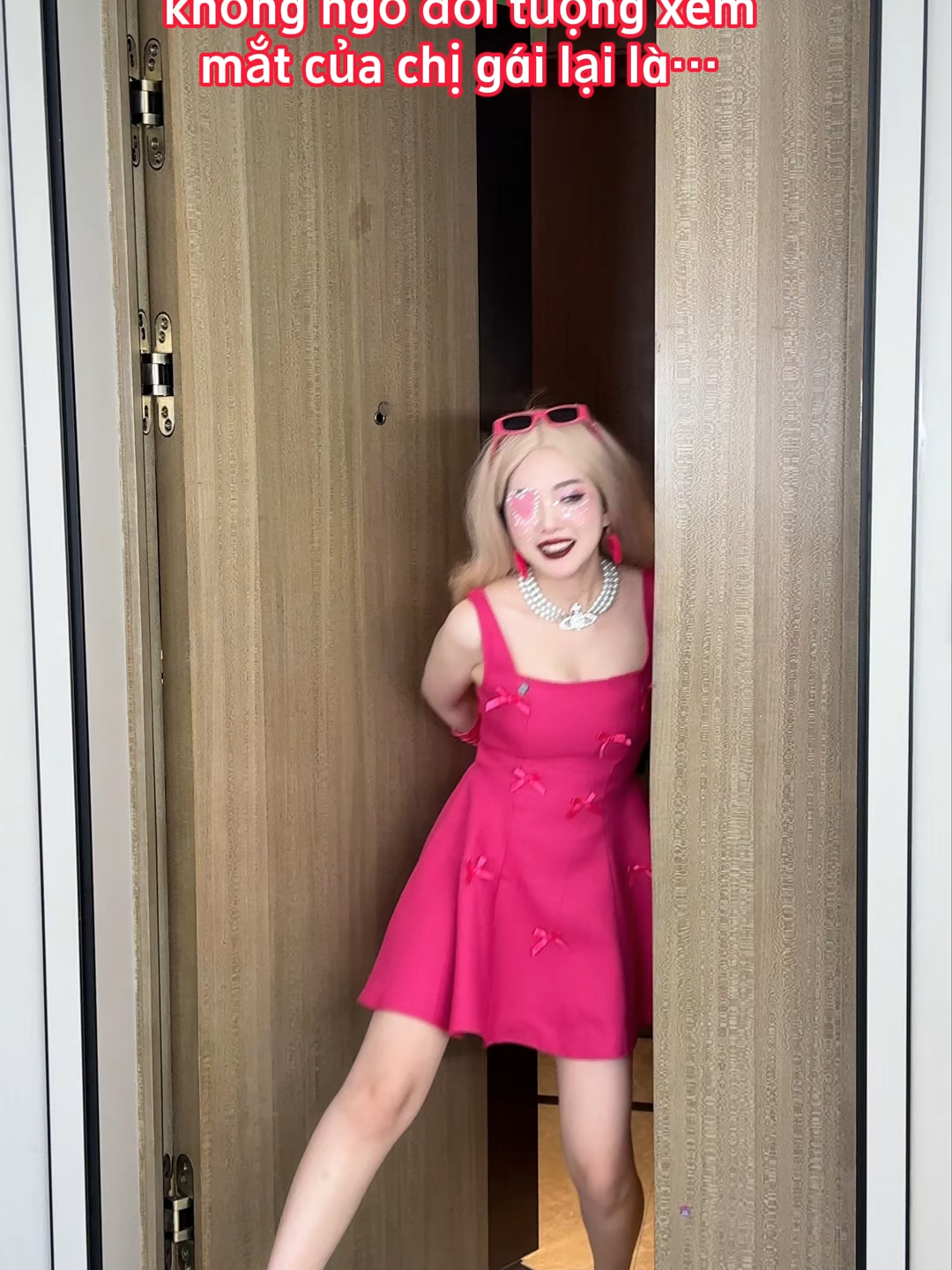 Hai chị em song sinh trở về nhà không ngờ đối tượng xem mắt của chị gái lại là…