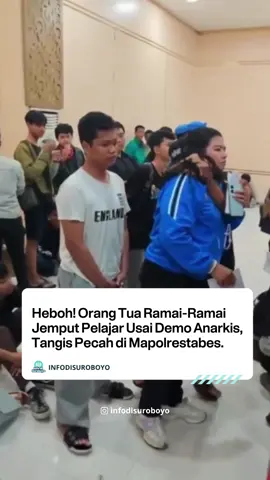 Para orang tua terpaksa menjemput anak-anak mereka yang ikut terlibat dalam aksi anarkis saat demo.  Padahal, orang tua sudah bekerja keras siang dan malam agar kalian bisa bersekolah dan menjadi kebanggaan keluarga. Namun yang kalian balas justru air mata dari seorang ibu.  Apakah itu wujud kasih sayang yang seharusnya kalian berikan? Sumber : @dhulur_budiman  #surabaya #infodisuroboyo #inforek #suroboyoku #updatesurabaya #infosurabaya #beritasurabaya #kabarsurabaya #sekitarsurabaya #aksidemo #anarkis 