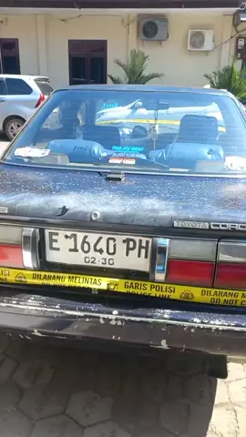 Penampakan mobil milik almarhum H. Sahroni, warga Kelurahan Paoman Indramayu yang diduga dibunuh lalu dikubur bersama anak, menantu serta ke dua cucunya. Kini mobil tersebut berada di Mapolres Indramayu. #satukeluargadibunuh #polresindramayu