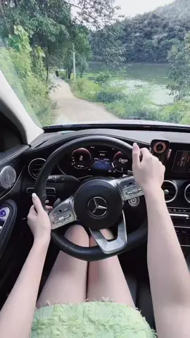 Sẽ có một ngày, hai người sinh ra bạn, nuôi dưỡng bạn, đều sẽ rời đi. Thế gian này sẽ không còn ai quan tâm bạn sống có tốt không? Béo hay hay gầy? Bố mẹ còn, còn nơi để về Bố mẹ mất, chỉ còn lại đường về.