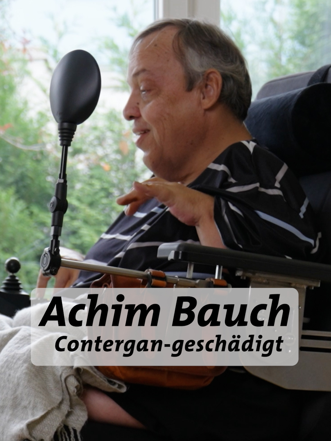 💬 „Nur eine einzige Tablette…“ Achim lebt seit seiner Geburt mit den Folgen von Contergan. Lange hat er sein Leben gut eingerichtet – selbstständig, stark, unabhängig. ✊Doch mit den Jahren wird manches schwieriger. Früher konnte er in seinen Rollstuhl klettern, heute geht das nicht mehr. Da Achim sich ohnehin rollend fortbewegt, passt sein neuer Rollstuhl perfekt: Die Sitzfläche lässt sich bis auf den Boden absenken. Und so zeigt er: Lebensmut kennt kein Alter. 💪✨ #Contergan #Inklusion #LebenMitBehinderung #motionsolutions