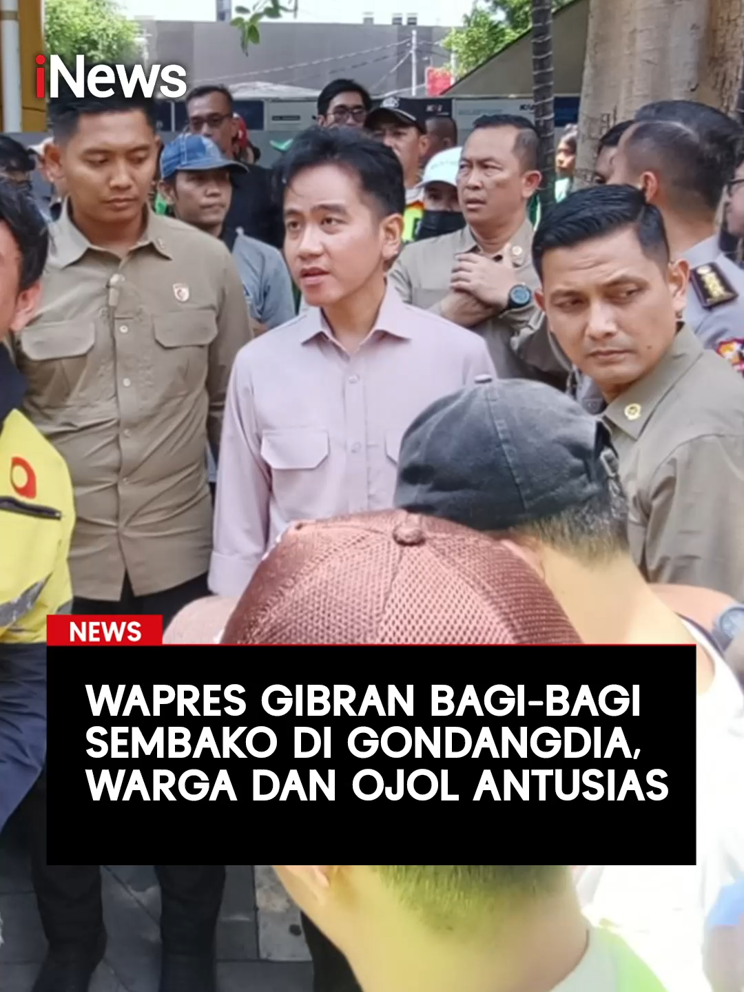 Wakil Presiden RI, Gibran Rakabuming Raka, turun langsung ke masyarakat dengan membagikan sembako gratis di kawasan Stasiun Gondangdia, Menteng, Jakarta Pusat, Selasa (2/9/2025). Dalam kesempatan itu, Gibran yang mengenakan kemeja cokelat didampingi Paspampres menemui warga dan pengemudi ojek online. Kehadirannya disambut riuh, bahkan tak sedikit warga yang meminta swafoto. Sembako yang disediakan satu truk ludes hanya dalam 30 menit. Isinya berupa beras, gula, minyak goreng, dan kebutuhan pokok lain. Syamsul, seorang penjual kopi keliling, merasa terbantu dengan bantuan tersebut. Sementara Nur, seorang ibu rumah tangga, mengetahui informasi pembagian sembako dari anaknya yang bekerja sebagai tukang ojek pangkalan. Bagi mereka, langkah Gibran bukan hanya bentuk kepedulian, tapi juga penguat semangat di tengah kondisi ekonomi yang menantang. #GibranBagiSembako #WapresTurunKeRakyat #GondangdiaHariIni #BantuanUntukWarga