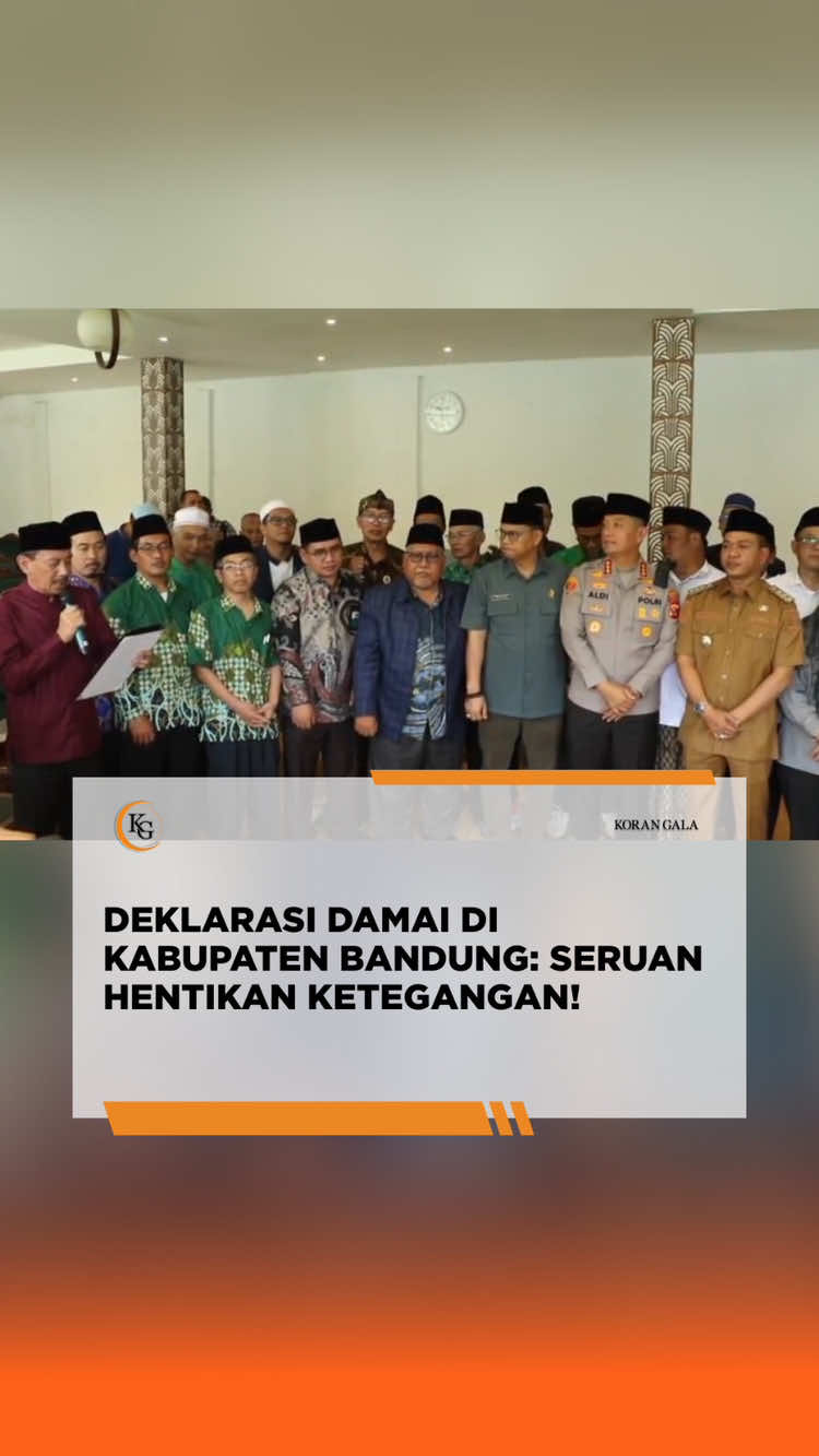 Deklarasi Damai di Kabupaten Bandung: Seruan Hentikan Ketegangan! Kabupaten Bandung Selasa, (02/09/2025), pemerintah Kabupaten Bandung bersama berbagai elemen masyarakat menggelar Deklarasi Damai dan Aman di Kabupaten Bandung di rumah jabatan Bupati Bandung. Deklarasi ini menegaskan komitmen bersama untuk menjaga persatuan, persaudaraan, serta kebhinekaan di tengah situasi sosial yang dinilai rentan terhadap provokasi. Salah satu poin utama deklarasi adalah penolakan terhadap ujaran kebencian dan berita bohong yang marak di media sosial. “Hoaks dan provokasi dapat merusak keharmonisan masyarakat. Karena itu, semua pihak harus bijak dalam menyikapi informasi yang beredar,” demikian salah satu pernyataan dalam deklarasi. Selain itu, deklarasi juga mengajak masyarakat untuk menghormati hukum, menjaga keamanan lingkungan, serta mendahulukan kepentingan bangsa di atas kepentingan pribadi maupun kelompok. Langkah ini diharapkan mampu menciptakan suasana aman, tertib, dan kondusif, tidak hanya di Kabupaten Bandung, tetapi juga di seluruh Indonesia. - Video: Edi Kusnaedi/KoranGala  - Pengen tau berita lainnya lebih detail? Yuk baca di Aplikasi My Edisi atau klik Website Koran Gala lewat bio! - #KoranGala #BandungBercerita #DeklarasiDamai #KabupatenBandung #PersatuanIndonesia   