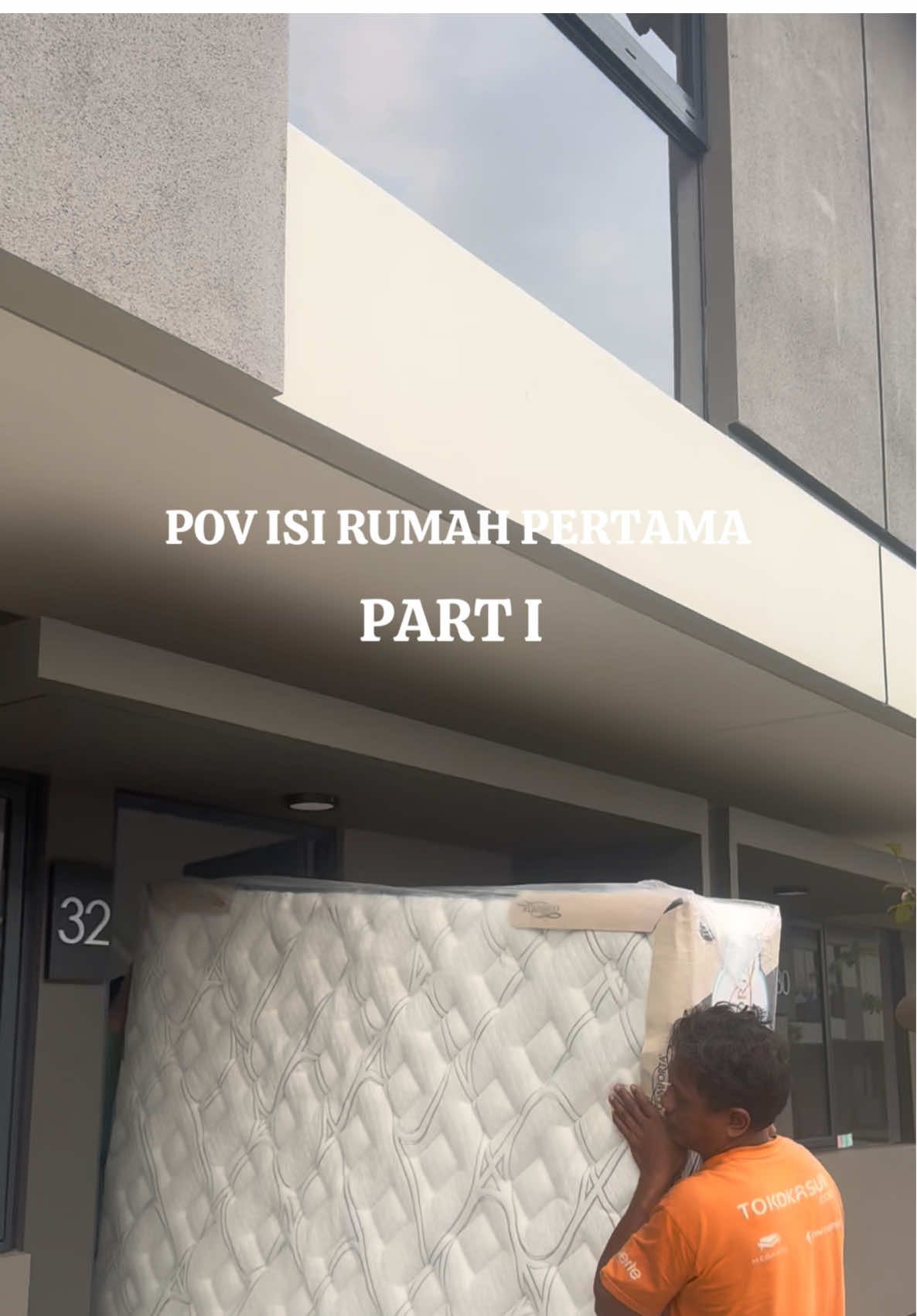 Maksud dan tujuan upload video ini supaya Jangan ditiru ya kalo mau naikin kasur king size😌 tapi juga jangan sedih karena kasur king size bisa kok naik ke atas. Nanti ada di video part 2. Tapi ditunggu dulu yaaa up dulu yg ini🤣😂  #parkserpong #rumahbaru #rumahminimalis #parkserponglegok #rumahidaman 