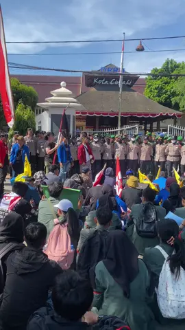 Cimahi Trendings - Demo Mahasiswa di DPRD Cimahi. #demomahasiswa #democimahi #cimahitrendings2025 