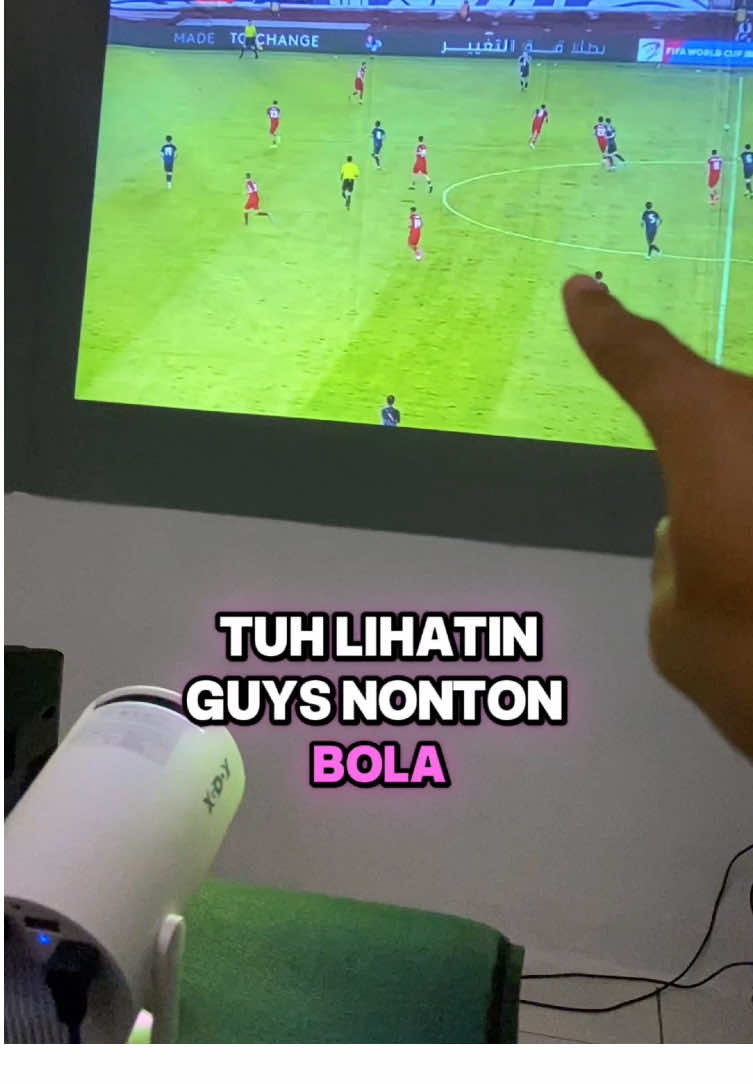 Rekomendasi proyektor android tv ya pake xgody gimbal 3 aja udah lengkap fiturnya seperti android tv bisa nonton timnas indonesia pastinya #proyektormini #smartproyektor #timnasday #timnasindonesia 