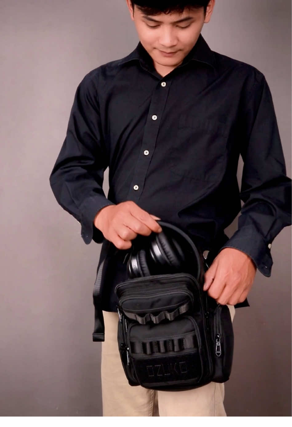 Whether you’re riding through the city or climbing off the beaten path, our bahBag keeps your essentials close, secure, and dry. Use it as a leg bag, sling bag or waist bag Made with waterproof material for all-weather protection Double zippers for quick access from either side Thick padded back for comfort on long wear Compact, but spacious enough for your daily gear 📏 Size: 26 × 9 × 18 cm ⚖️ Weight: 450g 📦 Capacity: 4L 🎨 Colors: Black • Gray • Camo • Blue • Green Wherever the road takes you — carry light, move smart.