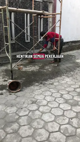 Kebersihan adalah utama Sisa material konstruksi dalam jumlah besar merupakan masalah serius yang dapat terjadi dalam proyek. Hal ini dapat mempengaruhi keselamatan kerja, menimbulkan limbah, dan menyebabkan pemakaian biaya yang kurang efisien. Untuk mencegahnya, maka diperlukan perencanaan yang matang. #renovasirumah #pemborongjogja #proyekandalan #proyekandalanperkasa #hendryandalan 