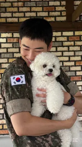 Cha Eunwoo un fue su ceremonia de graduación y le llevaron a Dongdongie 🥰😍😍😍 #leedongmin #foryoupage #dongdongie #leedongmin #chaeunwooserviciomilitar @차은우 