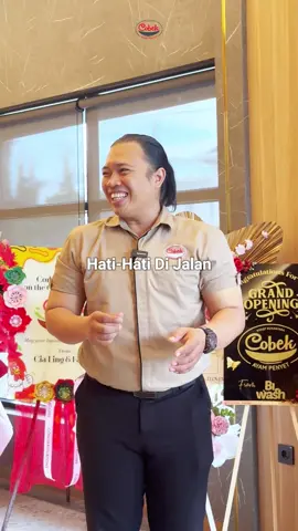 Udah yang mampir ke Resto Cobek cabang Samanhudi belum❓ Nnti kalau mampir kesini, jangan lupa abadikan momen kalian, soalnya spot-spot foto disini banyak banget. Atau kalau ga, bole juga kenalan sama Bapak yang ada di video nih 😀😆 . . Cobek Ayam Penyet Buka Setiap Hari (Pukul 10.00 - 22.00 WIB) 📍Jl. Samanhudi No. 11 Medan (Baru) 📍RCW, Lantai Ground Floor 📍Sun Plaza, Lantai 3 📍Plaza Medan Fair, Lantai 3 📍Manhattan Times Square, Lantai GF 📍DeliPak Podomoro City, Lantai 3A 10.00 - 20.30 WIB 📍Medan Mall, Lantai 3 . . #cobekayampenyet #ayamcobekmedan #restoran #rasanusantara #khasnusantara      