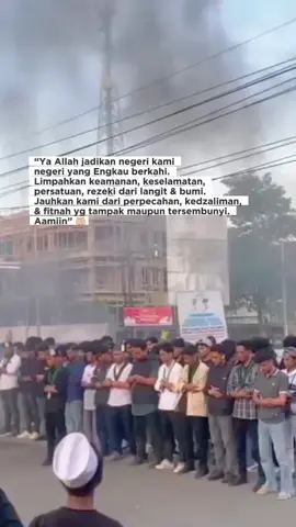 Mahasiswa Melaksanakan Sholah Ghaib untuk Affan Kurniawan 