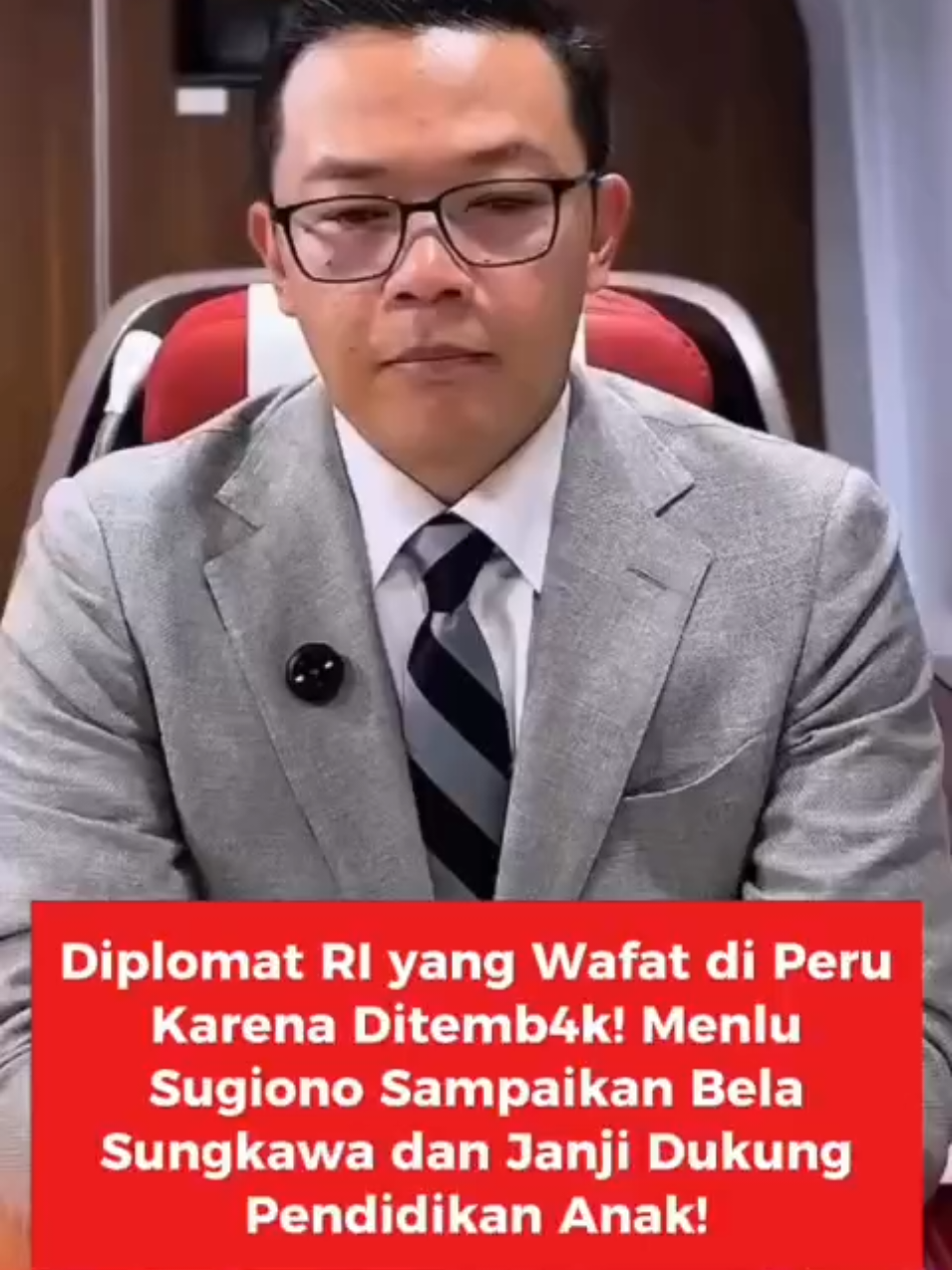 Menteri Luar Negeri Republik Indonesia, Sugiono mengucapkan bela sungkawa atas meninggalnya Penata Kanselerai, Sdr. Zetro Leonardo Purba di KBRI Lima, Peru. Sdr. Zetro meninggalkan meninggalkan seorang istri dan 3 orang anak. Kemenlu berkomitmen untuk dapat menyelesaikan pendidikan anak-anak alm. Zetro Leonardo Purba. Untuk informasi dan berita lainnya, kunjungi jurnalpelopor.com #reels #fyp #viral #berita #prabowo 