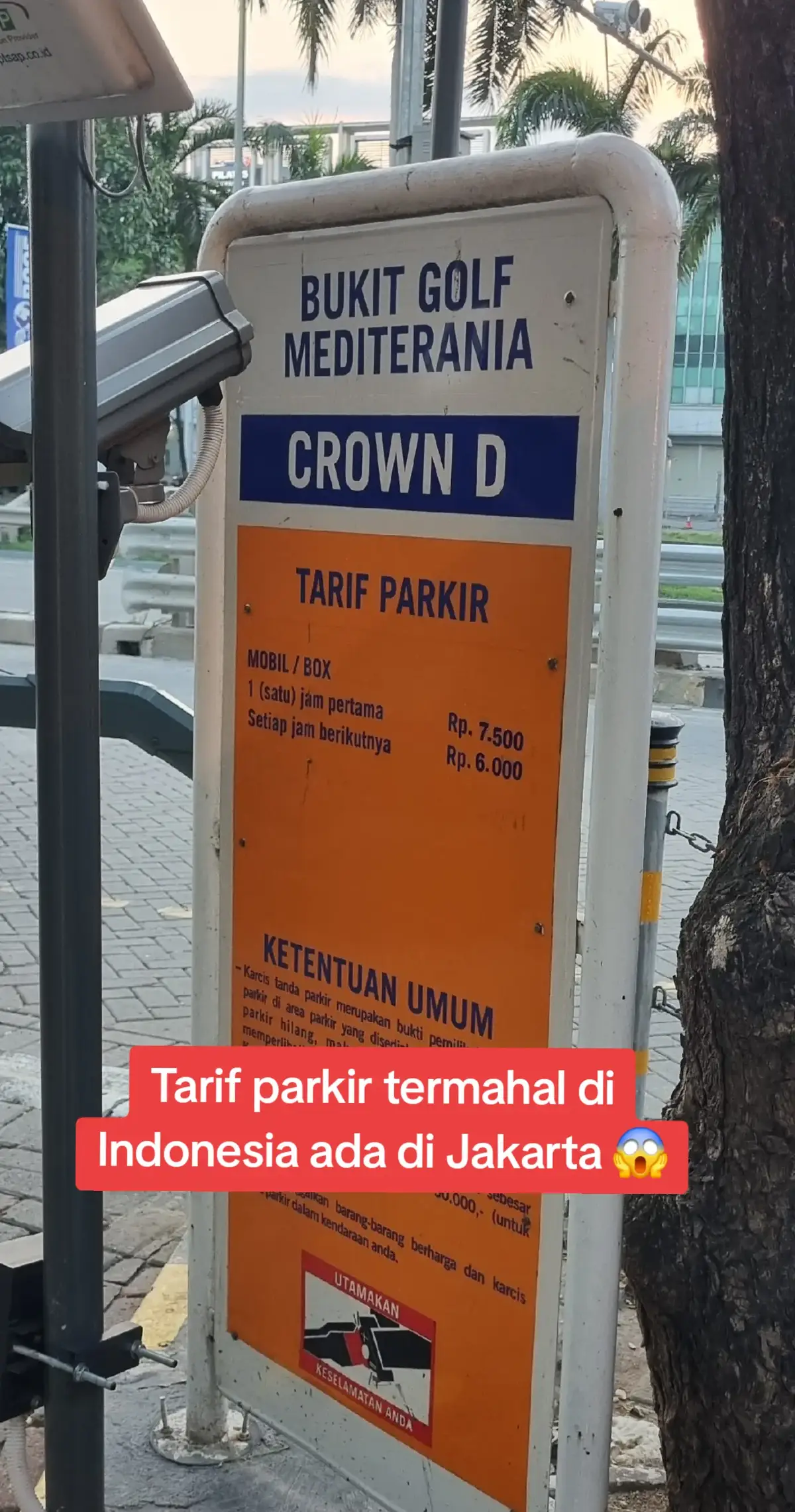 Ini rekor baru tarif parkir mobil di Indonesia yaitu Rp 7500 (satu jam pertama) + Rp 6000/jam di PIK, Jakarta Kalau nongkrong atau makan direstoran siap2 dompetnya akan menangis ketika lihat tarif parkir ini! 😭 Sebelumnya tarif parkir termahal ada di Tangerang yaitu Rp 6000 (satu jam pertama) + Rp 5000/jam.  Untuk tarif parkir baru ini hanya sekedar uji coba saja! Apabila jadi diterapkan! Maka otomatis menjadi tarif parkir termahal Se-Indonesia. Siap2! Uangnya akan habis membayar tarif parkir! 😬 #parkirmahal #parkirmobil #parkir #parkirbayar #bayarparkir #parkirpik #pik1 #pik #jakartautara #jakarta 