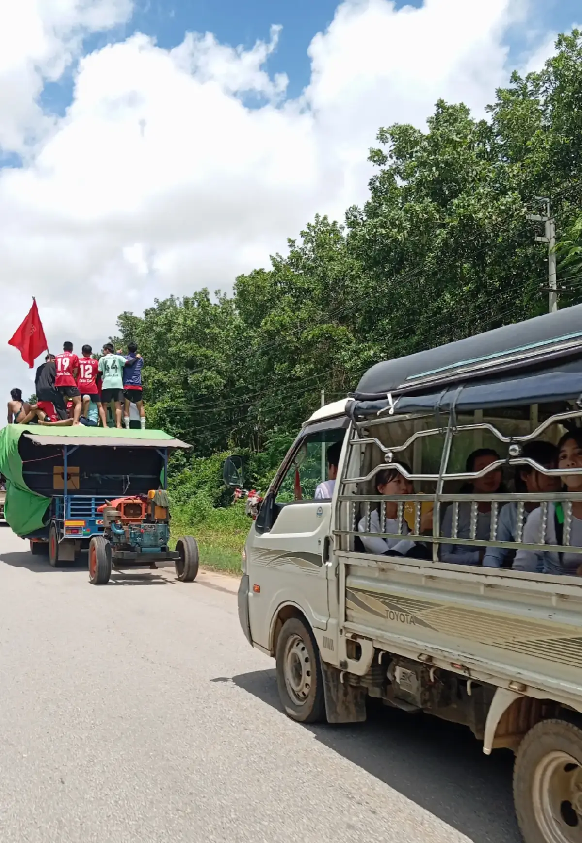 တင်ခွင့်ပြုပါ ခွင့်မတောင်းဘဲပုံရိုက်မိလို့လဲsorry par တနေရာထဲမြင်ရတဲ့ဘဝနှစ်ခုပေါ့ ကိုယ်တေကကျောင်းအပြင်မှာ အမှားတေဆီကသင်ခန်းစာယူ သူတို့ကကျောင်းထဲမှာအမှတ်တရနဲ့ပညာတေယူ တစ်ချိန်အရွယ်တစ်ခုရောက်လာရင်ငါဒီအချိန်ဒီရာသီမှာဒီလိုကစားပါလားဒီလိုနေရာမှာငါတို့ဘာဆိုးလားပြေားနိုင်တာပေါ့ သူတို့ကစာအုပ်ထဲကသင်ခန်းစာတေသင်ယူ ကိုယ်တေကတော့စာအုပ်မပါတဲ့သင်ခန်းစာတေသင်ယူ မြေဆီလွှာသာအဆိပ်မသင့်ရင် ဖြစ်ထွန်းလိုက်မဲ့အသီးတေများ သူနေရာသူ့ဒေသအလိုက်ပေါ့ အခွင့်ရေးရှိတုန်းကြိုးစားကြပေါ့ အခွင့်‌ေရးမရှိတဲ့လူတေကလဲကြိုးစားနေတဲ့သူတေကိုအားပေးပေါ့ တစ်ချိန်လူကြီးနေရာရောက်မဲ့လူငယ်တေဘဲ အမှားတေကနေသင်းစာယူကြပါ အမှားကမှားနေရင်းဆက်မှာဖို့မဟုတ်တာ ကျောင်းတွင်းဘဲဖြစ် ကြောင်ပြင်ဘဲဖြစ် ဘယ်အရာမဆိုယူတတ်ရပါတယ် ပညာတတ်တိုင်းပညာရှိမဖြစ်တာ ကျောင်ထွက်တိုင်းလူညံ့မဟုတ်သလို ကျောင်းတတ်တိုင်းလူတော်မဟုတ်တာ ပုံရိုက်မှန်းသိလို့ပြုံးပြကြတဲ့အကိုတေအမတေလဲကျေးဇူးပါကြိုးစားပါ တချို့လူတေမရနိုင်တဲ့ဘဝမို့သူတို့တွက်ပိုကြိုးစားပါ အဆုံးထိဖတ်ပေးလို့ကျေးဇူးပါ✨🫶