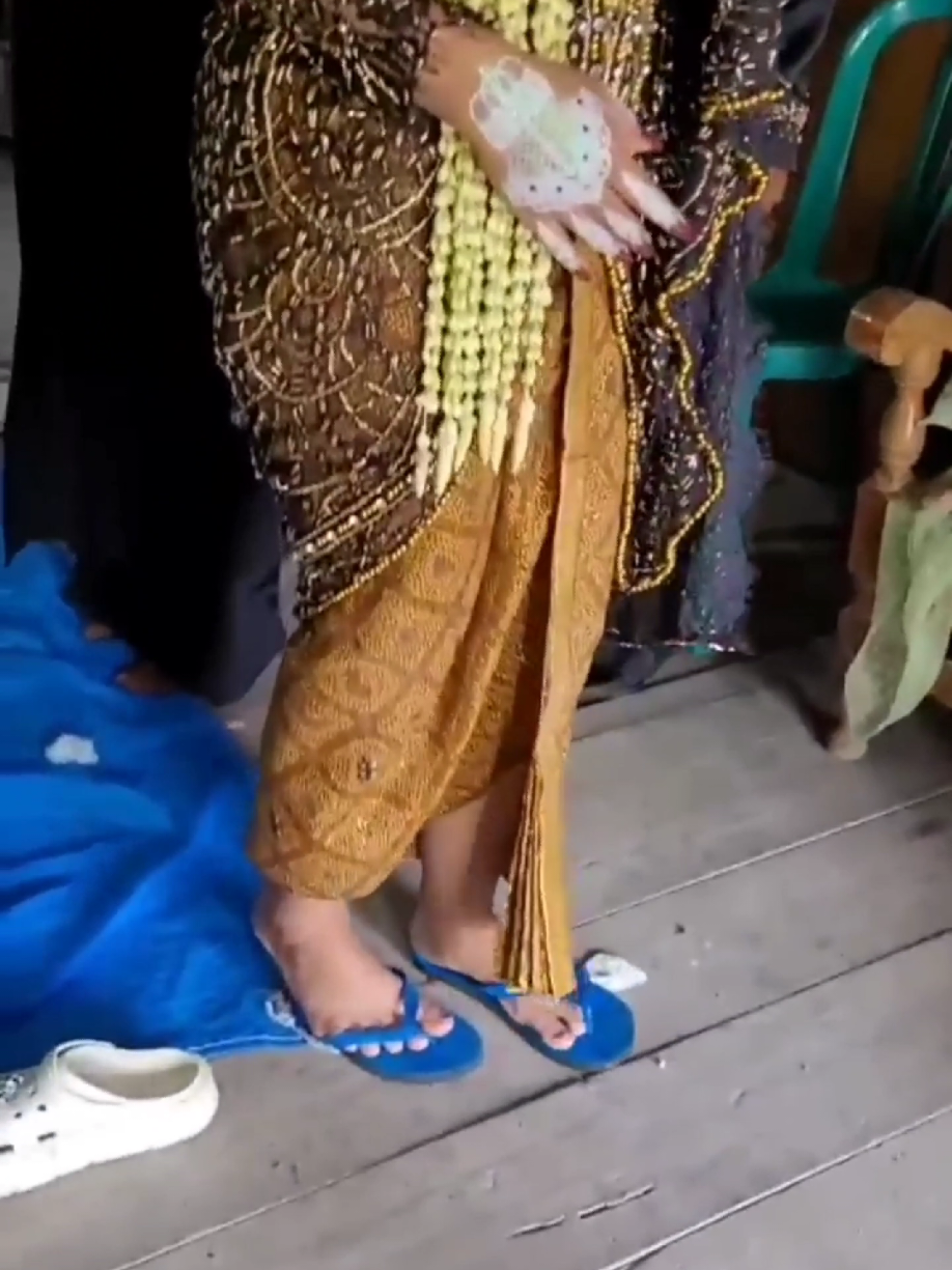 Pengantin hanya memakai sandal jepit