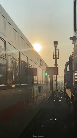 Warna-warni Perkeretaapian Indonesia❤️‍🔥 #fyp #keretaapiindonesia #indonesianrailways #railfansindonesia #foryou 