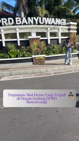 Aksi Demo Juga Terjadi di Banyuwangi  Kali ini Aksi Damai  yang dilakukakan oleh mahasiswa  dilakukan di depan Gedung DPRD Banyuwangi #demobanyuwangi #demodpr #demobrimob #aksidemo #mahasiswa 