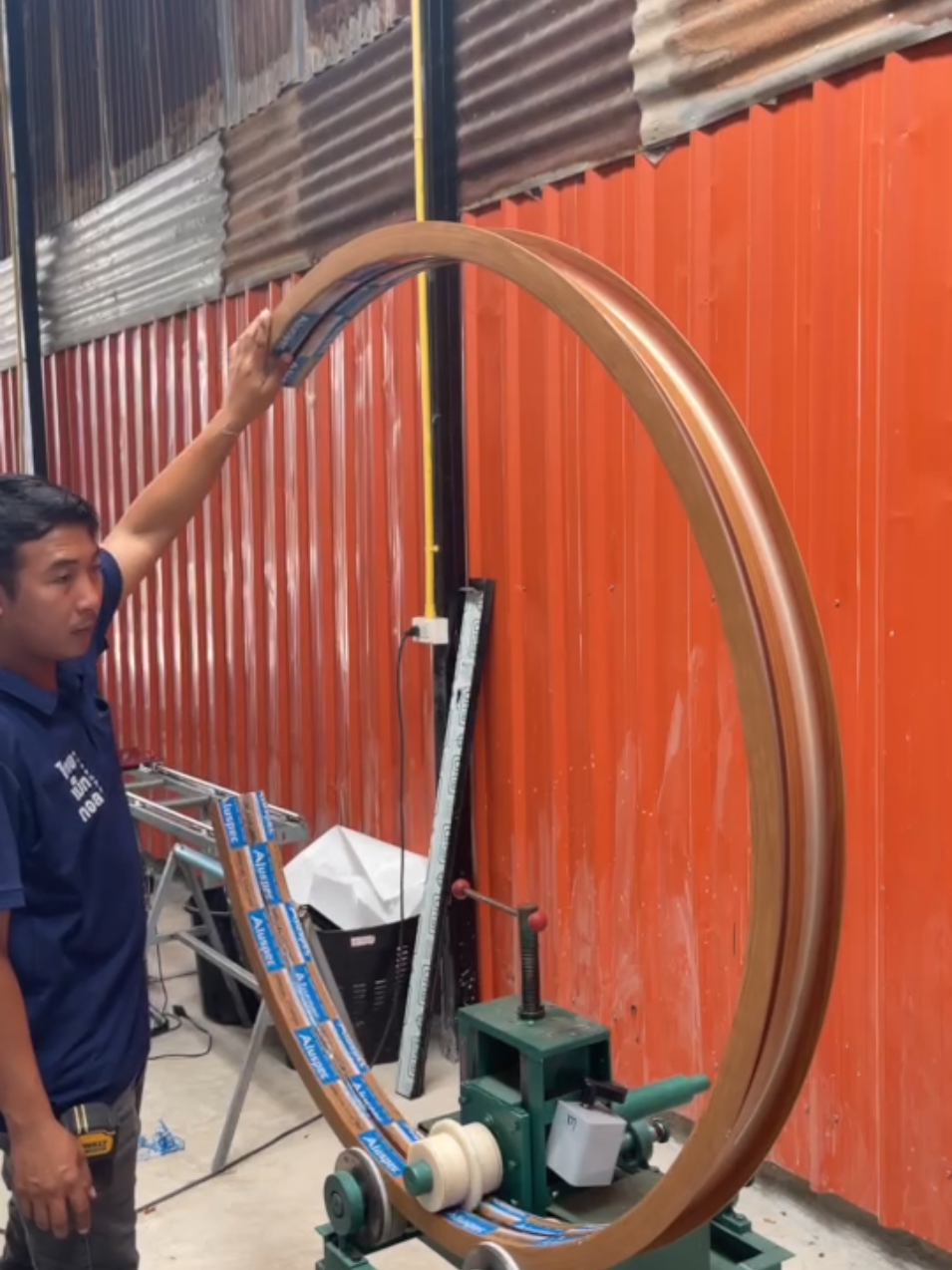 อลูมิเนียมดัดโค้ง หน้าต่างช่องแสงวงกลม 👨‍🔧😱#อลูมิเนียมดัดโค้งวงกลม #หน้าต่างวงกลม #อลูมิเนียมลายไม้ #หน้าต่างดัดโค้ง #ช่างกระจกอลูมิเนียม 