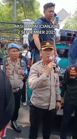 Cianjur, 2 September 2025 Suasana damai mewarnai aksi masyarakat di Cianjur. Aksi berlangsung tertib dengan pengawalan sinergis antara Kepolisian dan TNI. Kapolres Cianjur, AKBP Rohman Yonky Dilatha, SIK, MSi, MH, memberikan apresiasi kepada seluruh peserta aksi. Ia menilai, kedewasaan masyarakat dalam menyampaikan aspirasi patut diapresiasi. Berkat kerja sama semua pihak, aksi berakhir aman, kondusif, dan menjadi contoh positif bahwa penyampaian aspirasi bisa dilakukan dengan cara damai. 👉 Harmoni masyarakat, Polri, dan TNI semakin memperkuat semangat kebersamaan di Cianjur.