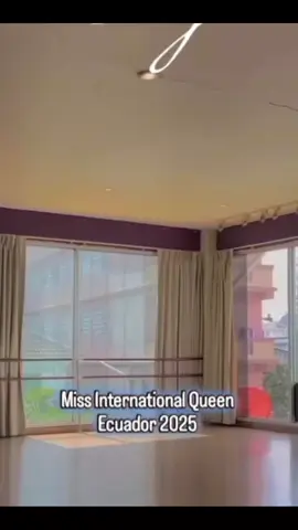 Đại diện Ecuador đã bay qua Thái Lan trước 1 tháng để tích cực luyện tập với bậc thầy catwalk.#missinternationalqueen2025 #MIQ #missinternationalqueen 